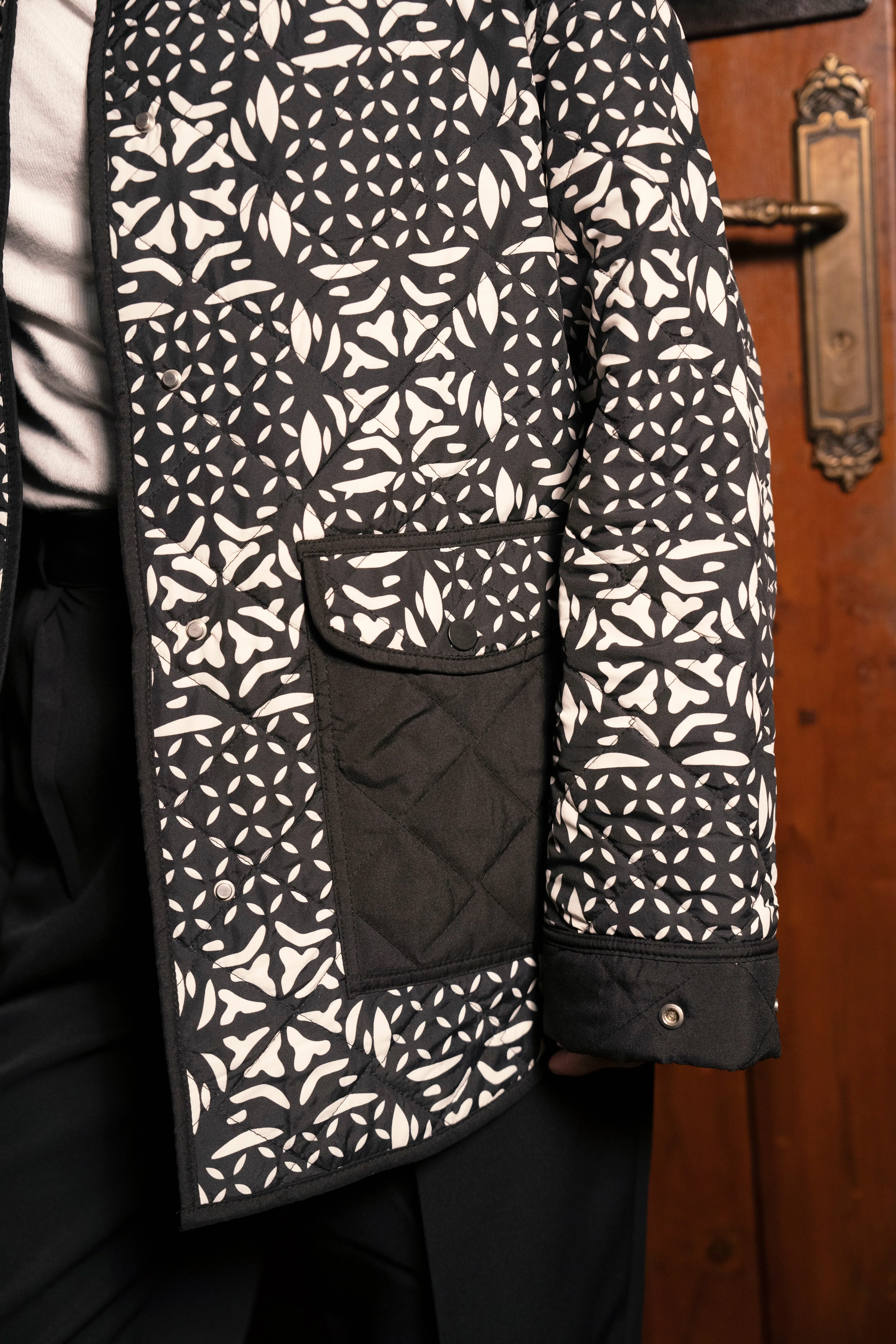 PRINTED PUFFER JACKET -BLACK